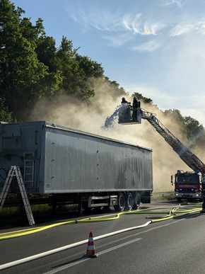 FW-MK: Lkw-Brand auf der Autobahn