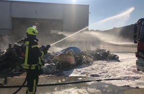 Feuerwehr Oberhausen: FW-OB: Müllbrand im Wertstoffhof