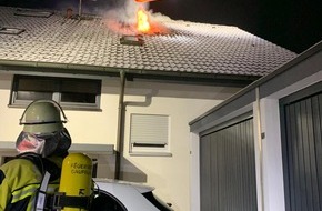 Feuerwehr Gäufelden: FW Gäufelden: Dachstuhlbrand in einem Vierparteienhaus