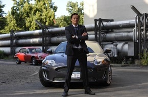 Jaguar Land Rover Deutschland GmbH - Presse Jaguar: Jerry Cotton - der Film: Kult-Auto trifft auf Kult-Agenten / Jaguar E-TYPE und XKR spielen Hauptrolle / Kinostart am 11. März