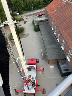 FW Wathlingen: Einsatzübung in der Grundschule Nienhagen - Ortsfeuerwehren Nienhagen und Wathlingen üben das Vorgehen