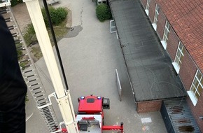 Feuerwehr Samtgemeinde Wathlingen: FW Wathlingen: Einsatzübung in der Grundschule Nienhagen - Ortsfeuerwehren Nienhagen und Wathlingen üben das Vorgehen