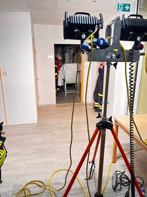 FW Beverungen: Gemeinsames Zirkeltraining stärkt Zusammenarbeit über Grenzen hinweg / Feuerwehren und Rettungsdienste aus dem Dreiländereck üben in Beverungen