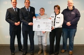 Polizei Hagen: POL-HA: Spenden&uuml;bergabe nach Benefizkonzert - FUKS e.V. &uuml;berreicht symbolischen Spendenscheck &uuml;ber 8.000 Euro an Unsichtbar e.V.