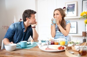Danone DACH: "Wenn wir unseren Tag zusammen beginnen, kann er nur gut werden!" / Annemarie Warnkross und Wayne Carpendale verraten Actimel, wie ihr Morgen aussieht (BILD)