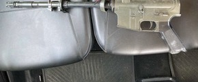 Polizei Hagen: POL-HA: In Streifenwagen gezielt - Maschinenpistolenattrappe während der Fahrt aus Fenster gehalten