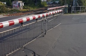 Polizeidirektion Bad Kreuznach: POL-PDKH: Fahrzeug beschädigt Bahnschranke und flüchtet