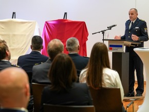 POL-DA: Darmstadt: Wanderausstellung &quot;Der Mensch dahinter&quot; eröffnet - Einsatzkräfte im Porträt