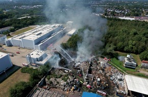 Feuerwehr Essen: FW-E: Großbrand in einem Altmetall-Recycling-Unternehmen, starke Rauchentwicklung, niemand verletzt