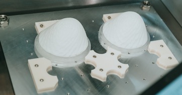 Fraunhofer-Institut für Produktionstechnologie IPT: Fraunhofer IPT und BellaSeno entwickeln vollautomatisierte Produktionsanlage für resorbierbare, 3D-gedruckte Brustimplantate