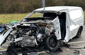 Freiwillige Feuerwehr Horn-Bad Meinberg: FW Horn-Bad Meinberg: Schwerer Verkehrsunfall auf der B 1 mit 3 tödlich verletzten Personen