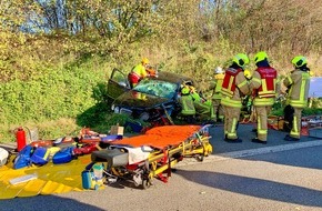 Feuerwehr Ratingen: FW Ratingen: Schwerst eingeklemmte Person A44