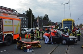 Feuerwehr Mülheim an der Ruhr: FW-MH: Schwerer Verkehrsunfall zwischen Straßenbahn und PKW - Eine Person eingeklemmt.