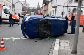 Feuerwehr Dortmund: FW-DO: Rettungswagen stößt mit Pkw zusammen