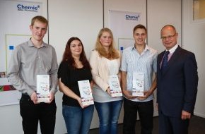 Arbeitgeberverband Chemie Baden-Württemberg e.V.: Chemische Industrie in Baden-Württemberg: Auszeichnung "top azubi chemie 2013" vergeben / Mehr Leistung, mehr Engagement: Chemie-Azubis sind top! (BILD)