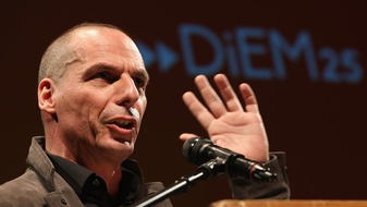 MERA25 Deutschland: Yanis Varoufakis wird in Athen von einer Gruppe von Schlägern brutal angegriffen