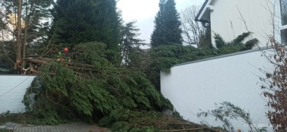 Feuerwehr Sprockhövel: FW-EN: Photovoltaikanlage droht vom Dach zu fallen