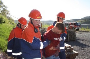 Feuerwehr Kirchhundem : FW-OE: Jugendfeuerwehr und DLRG Jugend üben gemeinsam den Ernstfall