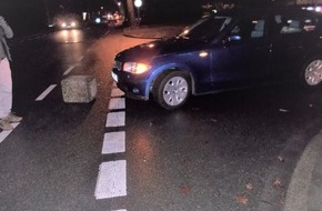 Polizei Essen: POL-E: Mülheim an der Ruhr: Autofahrer prallt gegen einen auf die Straße gezogenen Betonklotz- Verkehrskommissariat fahndet nach dem noch unbekannten Straftäter