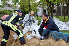 FW Hambühren: Feuerwehr in Oldau entleert tausende Sandsäcke mit freiwilliger Unterstützung von Asylsuchenden