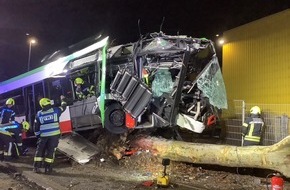 Feuerwehr Gelsenkirchen: FW-GE: Busunfall auf der Ostpreu&szlig;enstra&szlig;e - Fahrer schwer verletzt