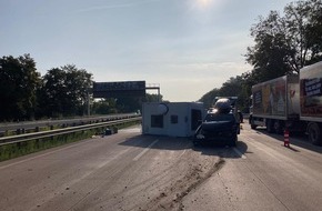 Polizeiinspektion Delmenhorst / Oldenburg - Land / Wesermarsch: POL-DEL: Autobahnpolizei Ahlhorn: Verkehrsunfall auf der Autobahn 1 im Bereich der Gemeinde Stuhr +++ Pkw-Wohnanhänger-Gespann blockiert Fahrbahn