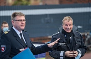 Polizeidirektion Oldenburg: POL-OLD: Erster Polizeihauptkommissar Rainer Schönborn nach neun Jahren als Leiter des Polizeikommissariats Varel in den Ruhestand verabschiedet