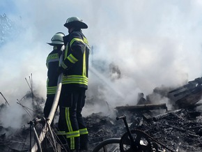 FW Celle: Mehrere Gartenlauben brennen in Vollbrand - Feuerwehr rettet H&uuml;hner!