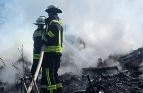 Freiwillige Feuerwehr Celle: FW Celle: Mehrere Gartenlauben brennen in Vollbrand - Feuerwehr rettet H&uuml;hner!