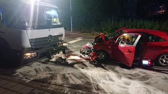 Feuerwehr Velbert: FW-Velbert: Verkehrsunfall zwischen PKW und LKW