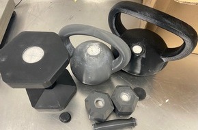 Hauptzollamt Köln: HZA-K: ZOLL: Schmuggelversuche im großen Stil in der Nikolausnacht am Kölner Flughafen / Fast 100 Kilogramm Drogen, 6.400 unversteuerte Zigaretten und Luxusgüter sichergestellt