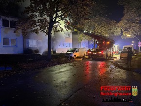 FW-RE: Kellerbrand im Mehrfamilienhaus mit 2 schwer verletzten Person - Feuerwehr und Rettungsdienst im Großeinsatz