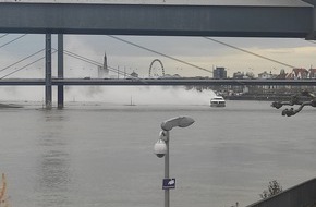 Polizei Duisburg: POL-DU: Düsseldorf/Duisburg: Schwelbrand auf Fahrgastschiff