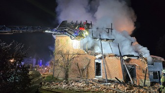 FW Dörentrup: Explosion mit anschließendem Großbrand in Wohnhaus - eine Person tot aufgefunden