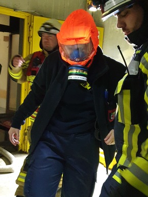 FW-Langenfeld: Übung der Freiwilligen Feuerwehr Langenfeld Löschzug 2 am Städtischen Klinikum Solingen