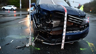 Polizei Bochum: POL-BO: Bochum / Verkehrsunfallflucht Harpener Hellweg: SUV-Fahrer steigt aus und rennt davon - Zeugen gesucht!