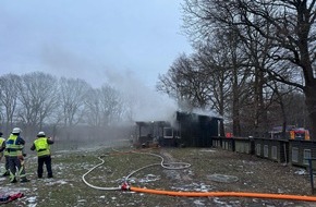 Feuerwehr Norderstedt: FW Norderstedt: Brand im Vereinsheim im Lemsahler Weg - Paralleleinsatz mit Menschenrettung in der Detlev-von-Liliencron-Straße
