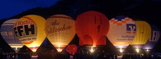 Ballonglühen: Emotionales Lichterspektakel in Bad Hindelang - Großereignis mit Musik und heimischen Schmankerln – Lizenzierte Heißluftballonfahrten möglich
