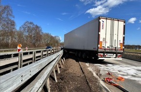 Kreisfeuerwehr Oldenburg: FW-OLL: Verkehrsunfall auf der A1: Feuerwehr Wildeshausen d&auml;mmt auslaufenden Diesel ein