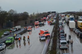 Polizeiinspektion Hildesheim: POL-HI: Vollsperrung der BAB 7 in Höhe Hildesheim nach Massenunfall mit 28 beteiligten Fahrzeugen