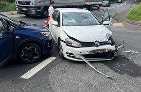 Polizei Rheinisch-Bergischer Kreis: POL-RBK: Bergisch Gladbach - Zwei Leichtverletzte bei Verkehrsunfall in Hebborn