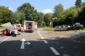 Polizei Rheinisch-Bergischer Kreis: POL-RBK: Overath - Motorradfahrerin beim Einbiegen die Vorfahrt genommen