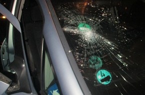 Polizei Hagen: POL-HA: Zeugen gesucht - Mann beschädigt an Ampel wartendes Auto