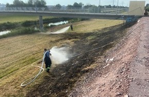 Feuerwehr Offenburg: FW-OG: Grasfl&auml;chenbrand am Kinzigdamm - Trockenheit und Hitze fordern ihren Tribut