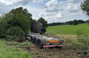 Polizeiinspektion Rotenburg: POL-ROW: ++ Reifenplatzer auf der A1 - Sattelzug landet im Seitenraum ++ Zeugin nach Unfallflucht am W&uuml;mmepark gesucht ++