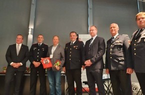 Feuerwehr Landkreis Leer: FW-LK Leer: Leeraner Unternehmer durch Innenminister als Partner der Feuerwehr ausgezeichnet