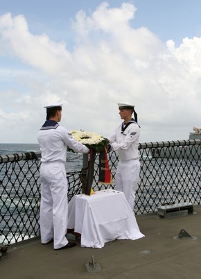 Deutsche Marine - Pressemeldung: Tragödie vor 95 Jahren: Marinesoldaten gedenken der &quot;SMS Karlsruhe&quot; im westlichen Atlantik