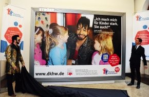 Deutsches Kinderhilfswerk e.V.: Stardesigner Harald Glööckler und das Deutsche Kinderhilfswerk rufen zum Spenden auf - Große Plakatkampagne in Deutschland (BILD)