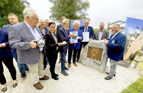 REKORD-INSTITUT für DEUTSCHLAND: Ostfriesland holt RID-Weltrekord im Teetrinken. Rekord-Institut für Deutschland bestätigt Weltbestleistung für größten Teekonsum pro Jahr und Kopf. RID-Weltrekord-urkunde im Prunkzimmer der »Ostfriesischen ...