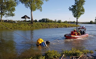 Feuerwehr und Rettungsdienst Bonn: FW-BN: PKW versinkt im Mondorfer Hafen im Rhein - Rüsteinheit im Einsatz